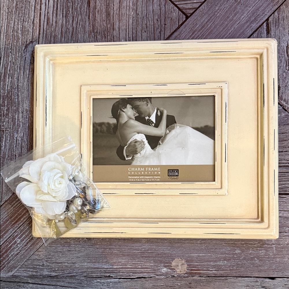 Charm Photo Frame with Accent Magnets